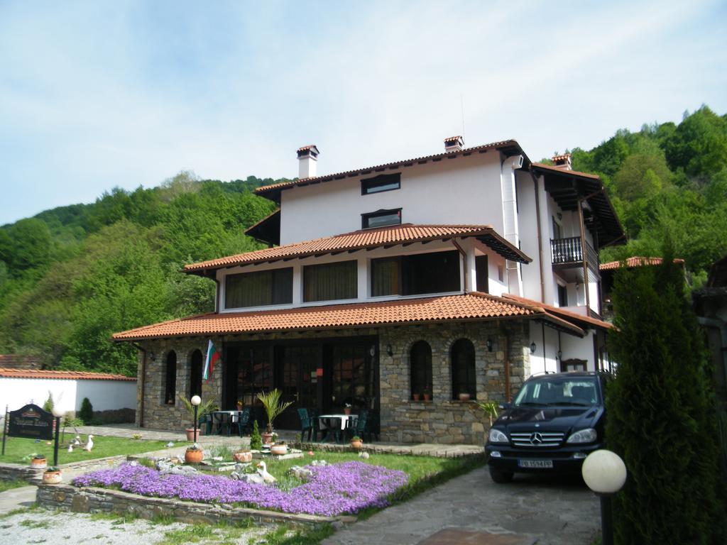 Family Hotel Chiflik Hills Экстерьер фото