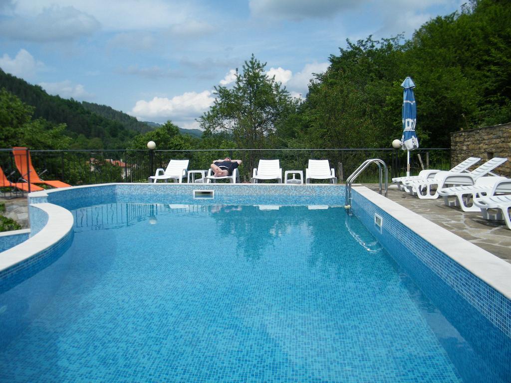 Family Hotel Chiflik Hills Экстерьер фото