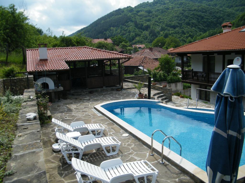 Family Hotel Chiflik Hills Экстерьер фото