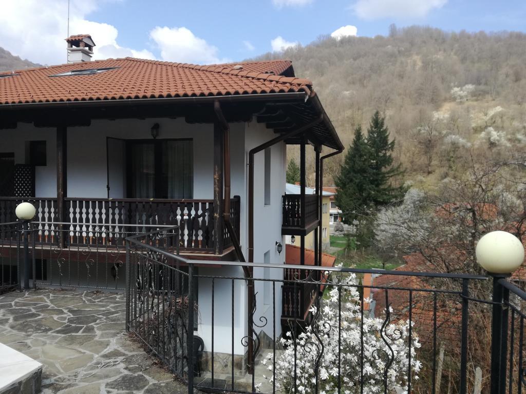Family Hotel Chiflik Hills Экстерьер фото