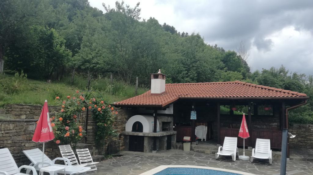 Family Hotel Chiflik Hills Экстерьер фото